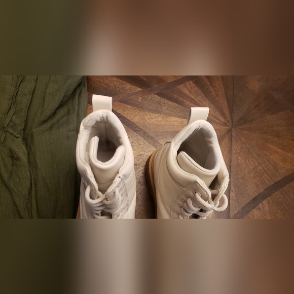 Qupid Women's Off White and Tan Combat Lace-Up Boots Chuncky Sole Size 7 - Picture 7 of 15